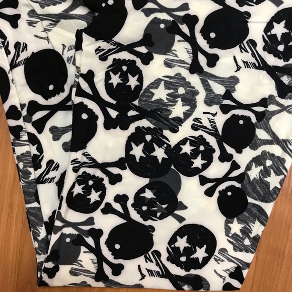 Just In‼️B&W Skulls Soft Yoga 5” Waist Leggings - Picture 4 of 5